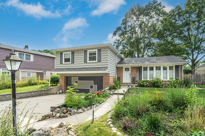 Property Photo:  1806 N Park Drive  IL 60056 