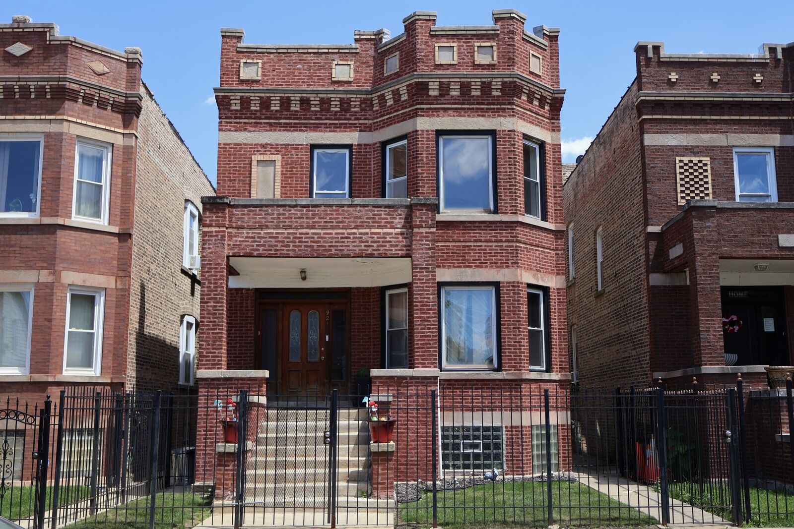 Property Photo: 921 N Leclaire Avenue IL 60651