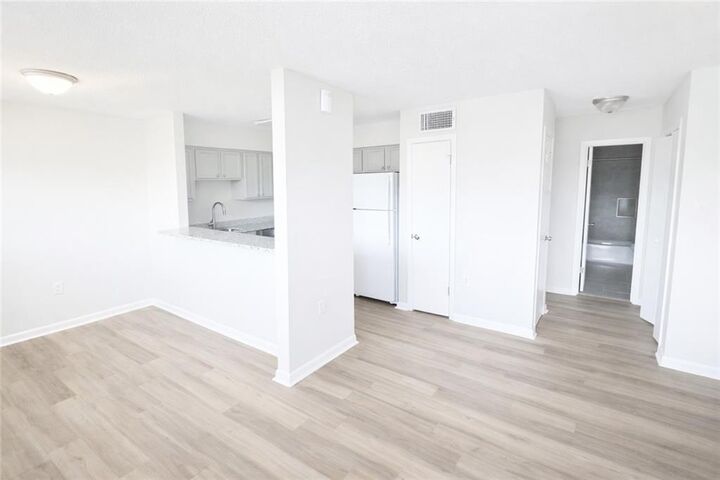 Property Photo:  106 E 3rd Street 11  LA 70037 