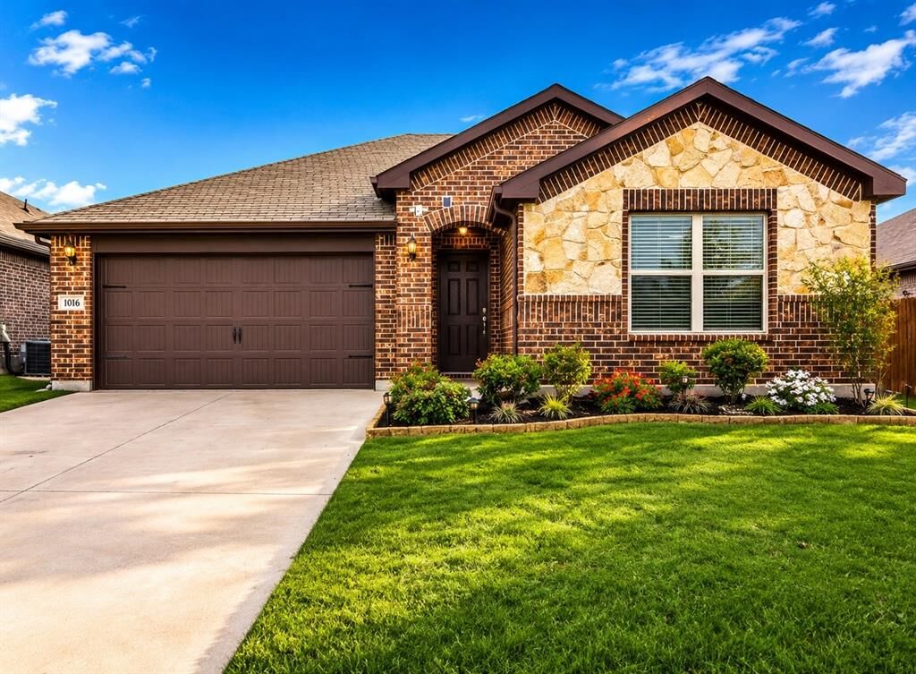Property Photo:  1016 Eastland Lane  TX 76227 