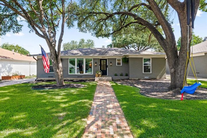 Property Photo: 3537 Townsend Drive TX 75229