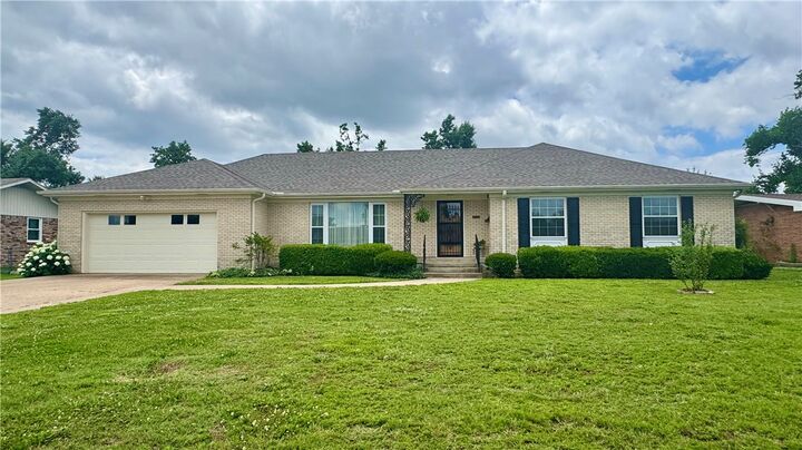 Property Photo:  1018 W Holly Street  AR 72756 
