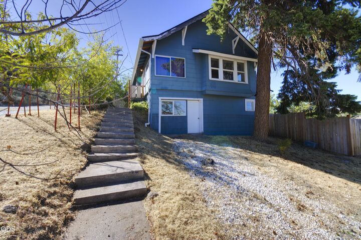 Property Photo: 705 N 8th OR 97601