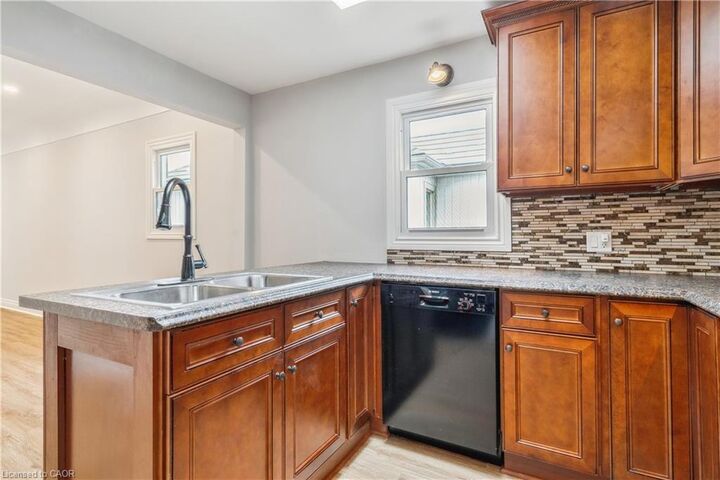 Property Photo:  93 East 31st Street E Upper  ON L8V 3N9 