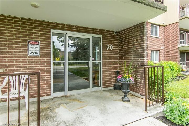 Property Photo:  30 Avalon Place 203  ON N2M 4N6 