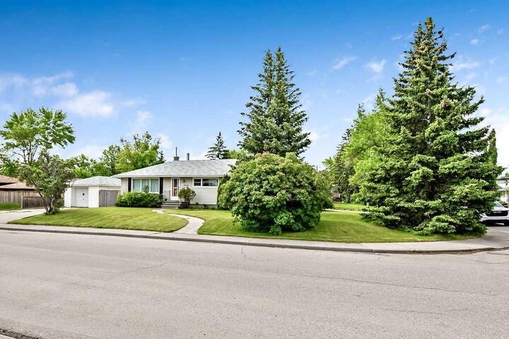 Property Photo: 3807 25 Avenue SW AB T3E 0L3