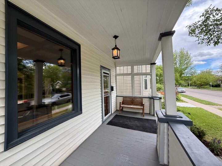 Property Photo:  332 12 Avenue NW  AB T2M 0C7 