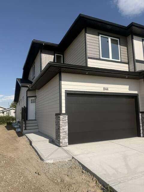Property Photo: 844 Beckner Street AB T0M 0N0