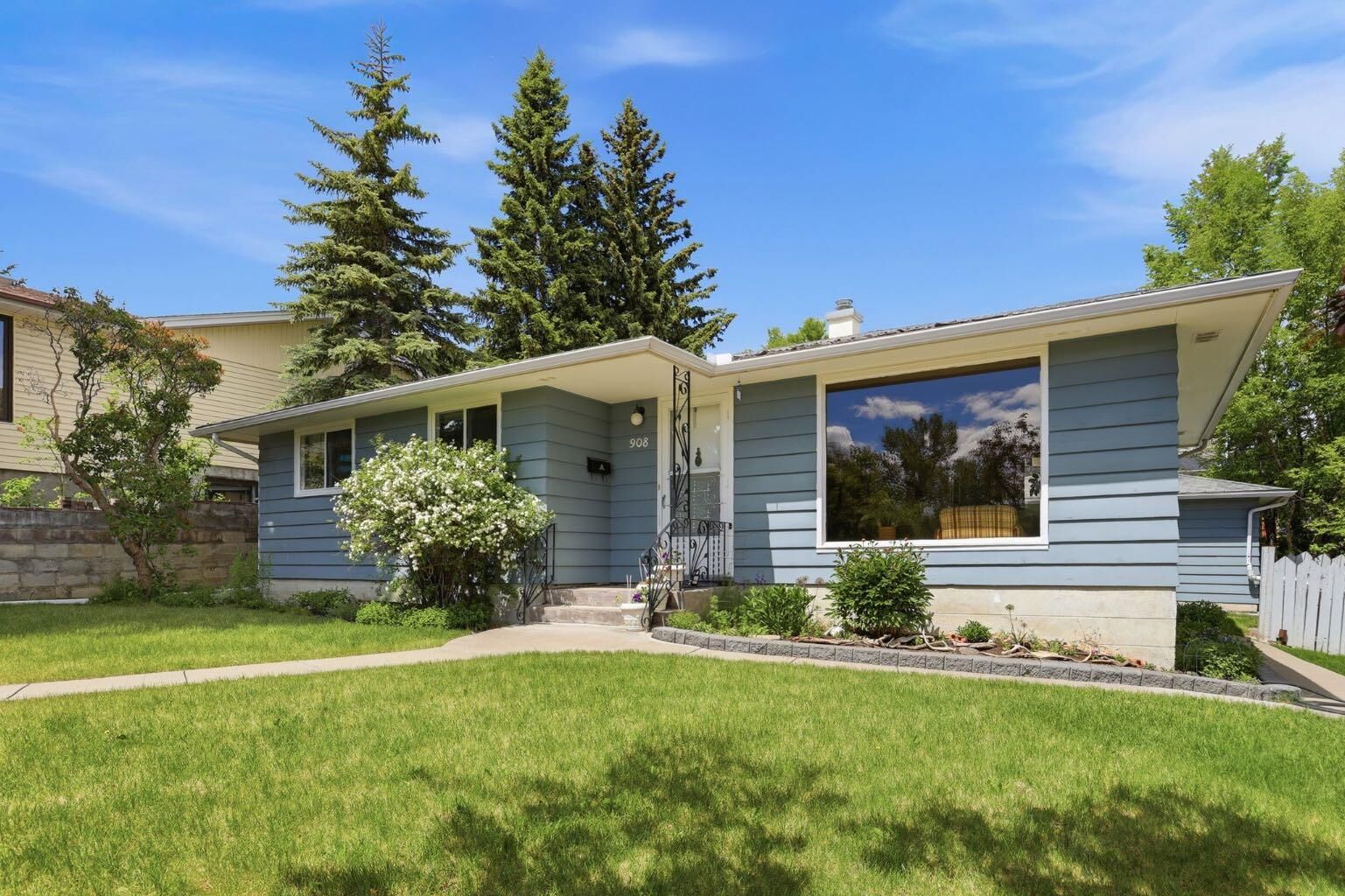 Property Photo:  908 30 Avenue NW  AB T2K 0A1 