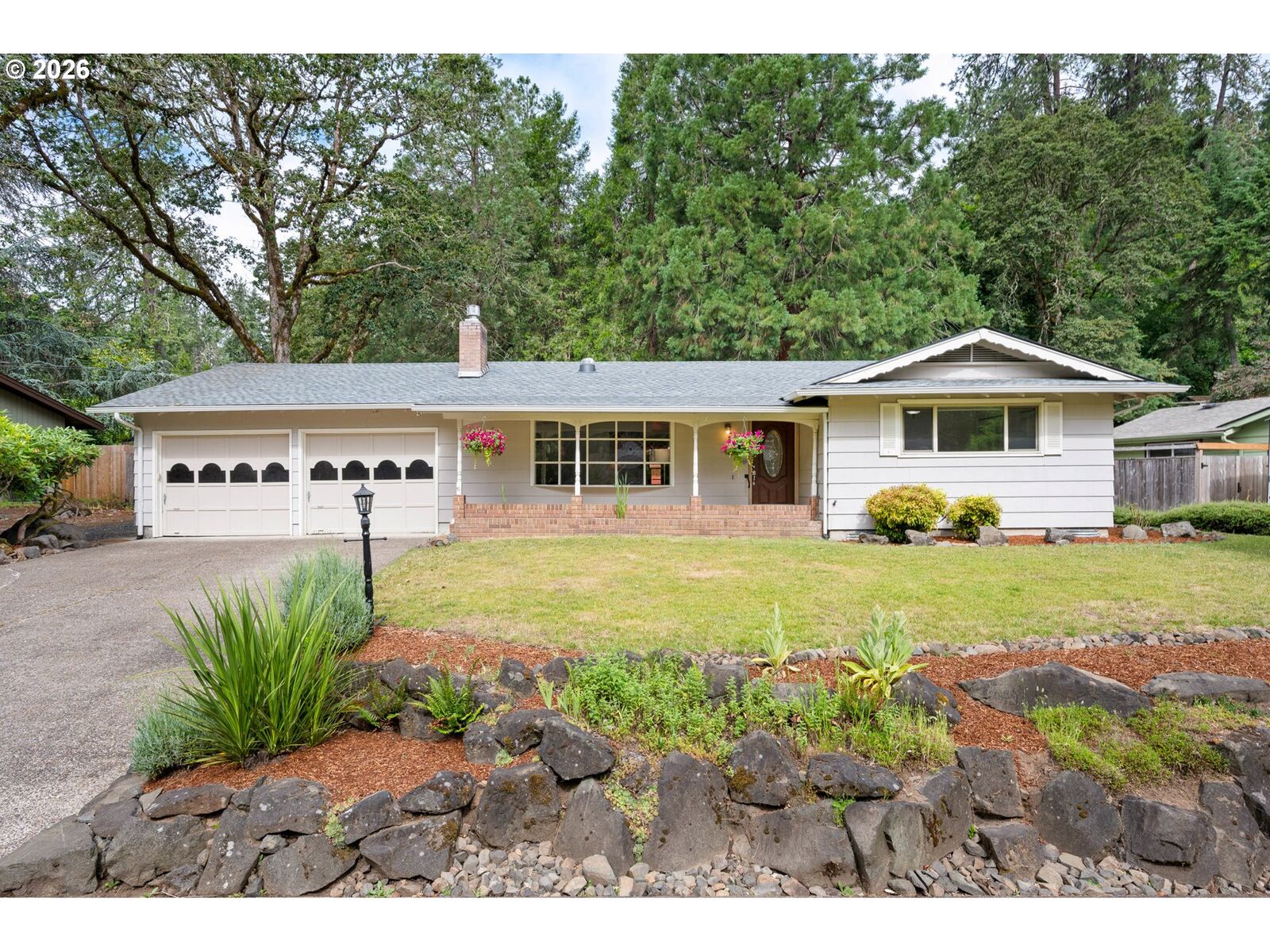 Property Photo: 865 E 43rd Ave OR 97405