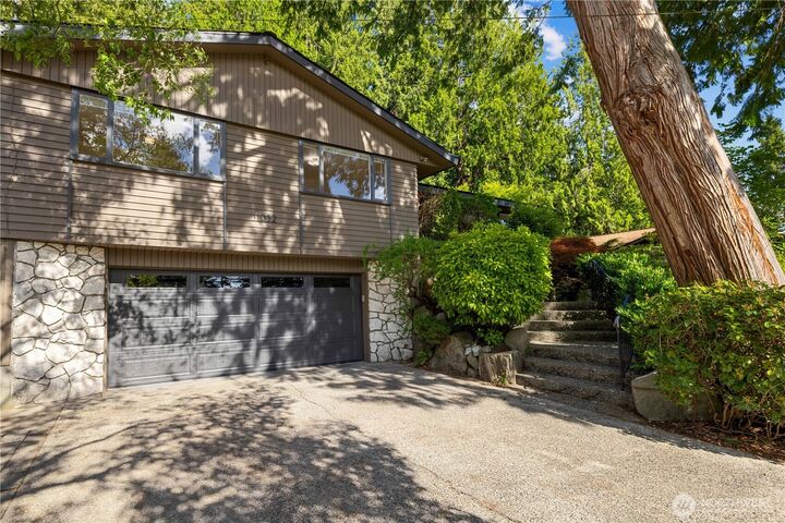 Property Photo: 11032 39th Avenue NE WA 98125