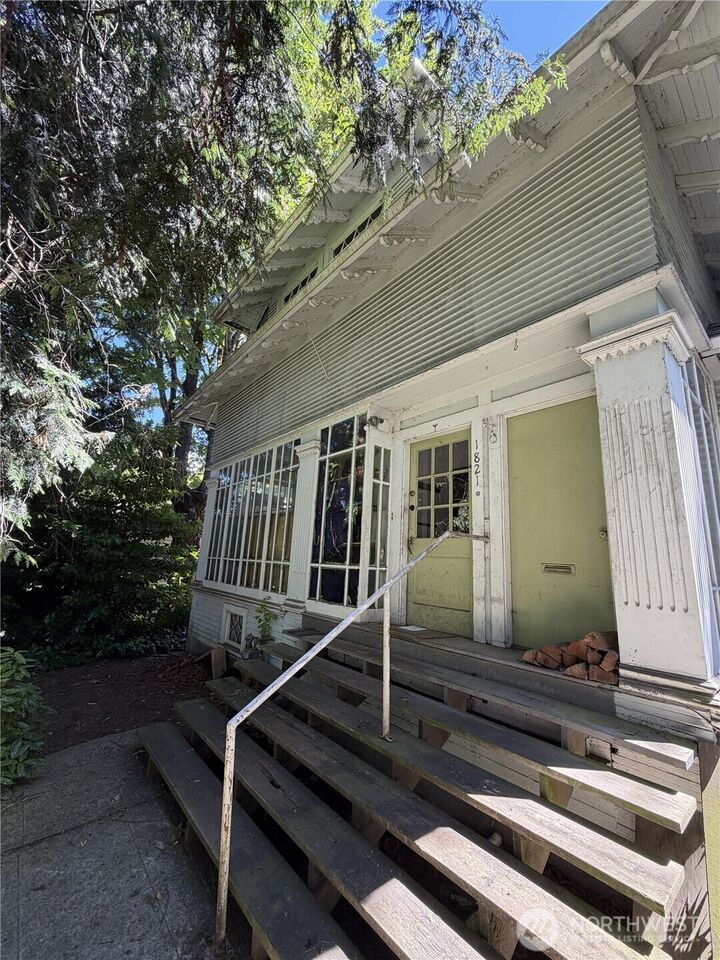 Property Photo:  1821 E Howell Street  WA 98122 
