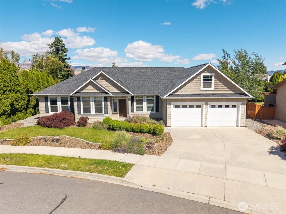 Property Photo:  105  Pickens Street  WA 98801 
