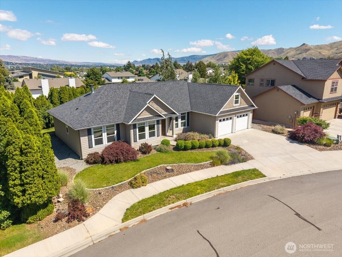 Property Photo:  105  Pickens Street  WA 98801 