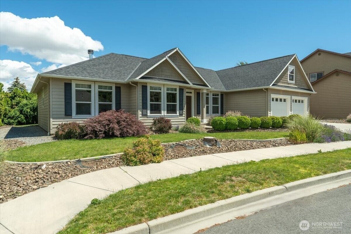 Property Photo:  105  Pickens Street  WA 98801 