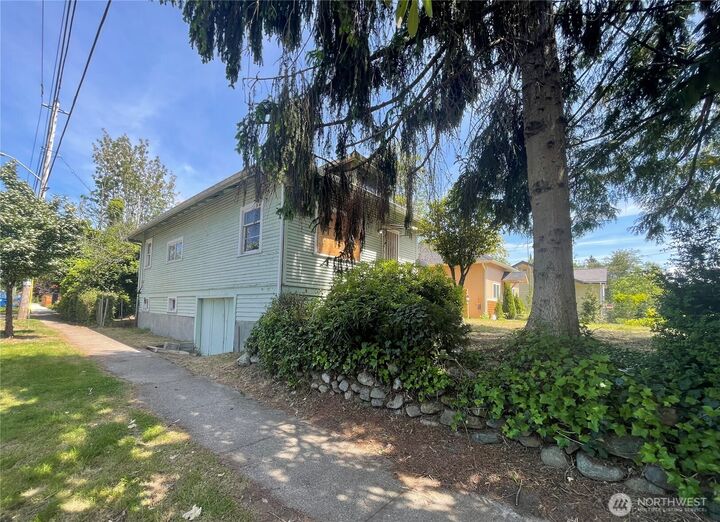 Property Photo: 4402 S Othello Street WA 98118