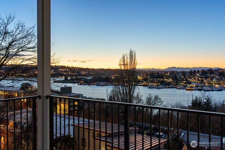 Property Photo:  2921  Franklin Avenue E B  WA 98102 