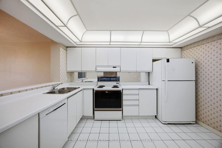 Property Photo: 1121 Steeles Avenue W 514 ON M2R 3W7