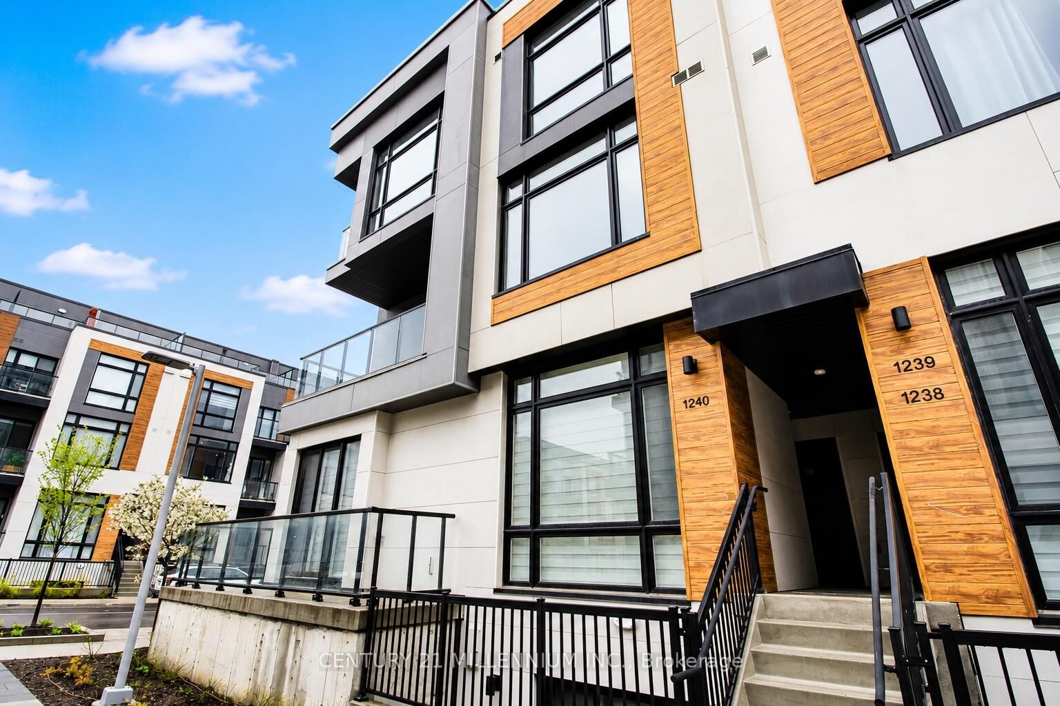 Property Photo:  10 David Eyer Road 1240  ON L4S 0N3 