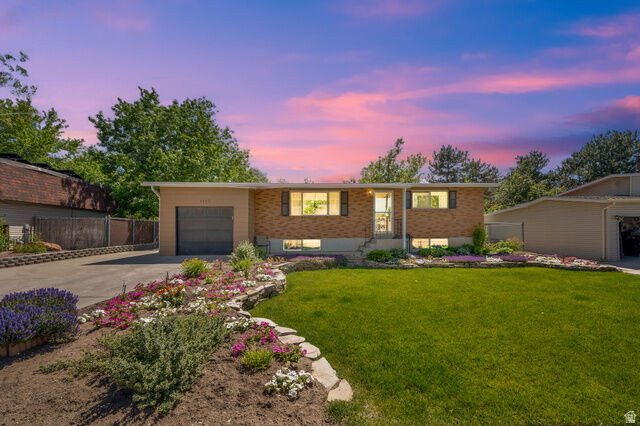 Property Photo: 1142 E Turquoise Way UT 84094