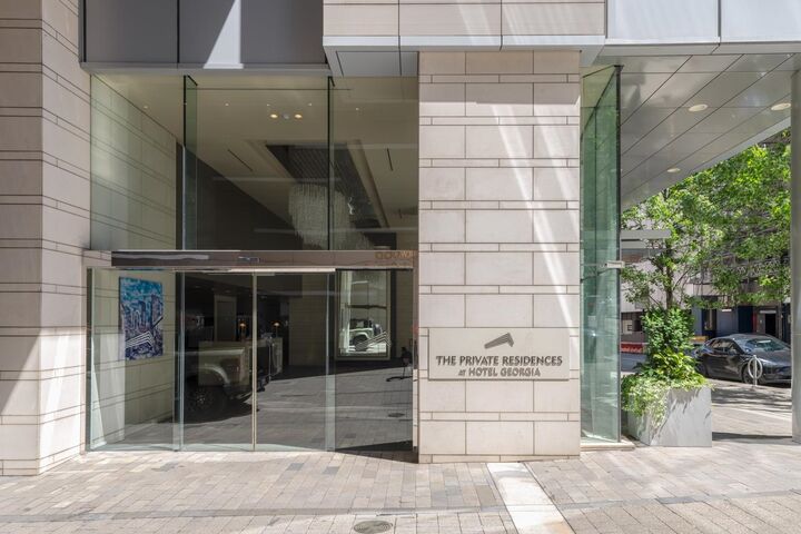 667 Howe Street 3904 — photo 1