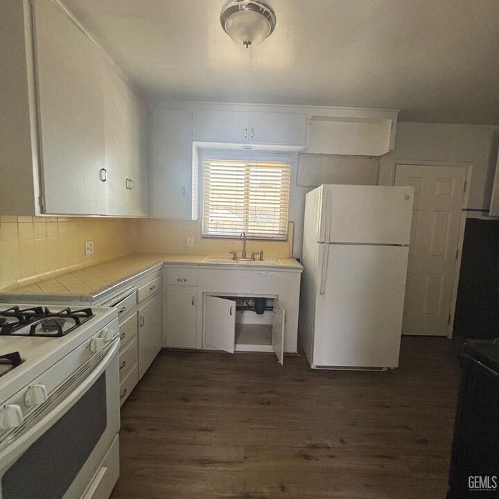 Property Photo:  421 Wilson Avenue  CA 93308 