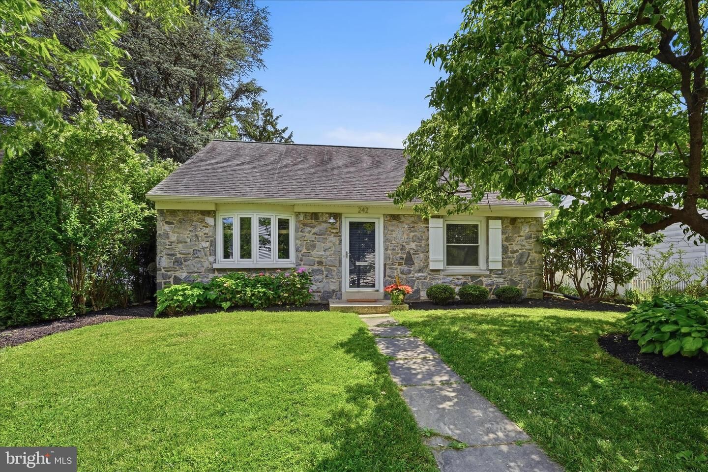 Property Photo: 242 Elizabeth Drive PA 17601
