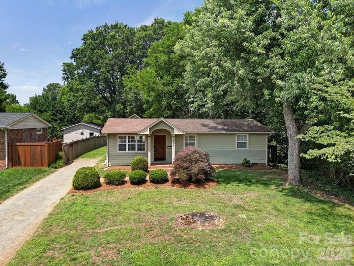 Property Photo:  2715 Springway Drive  NC 28205 