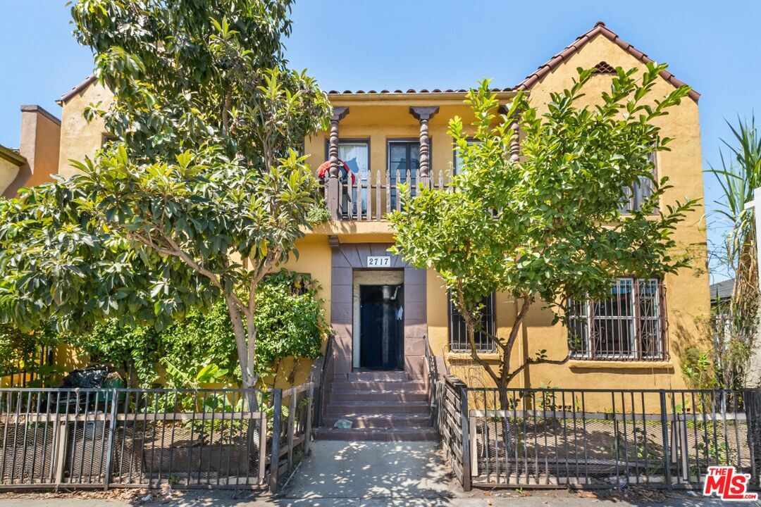 Property Photo:  2717 S Budlong Ave  CA 90007 