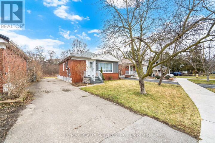 Property Photo:  6 Bonnyview Drive  ON M8Y 3G6 