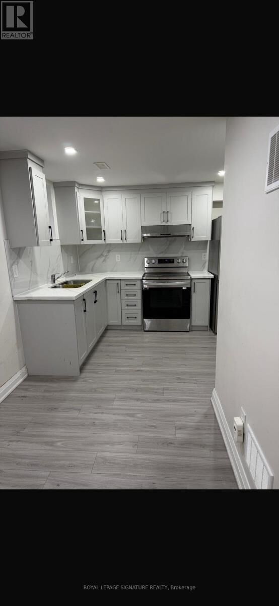 Property Photo:  806 Envoy Drive  ON L5W 1H3 