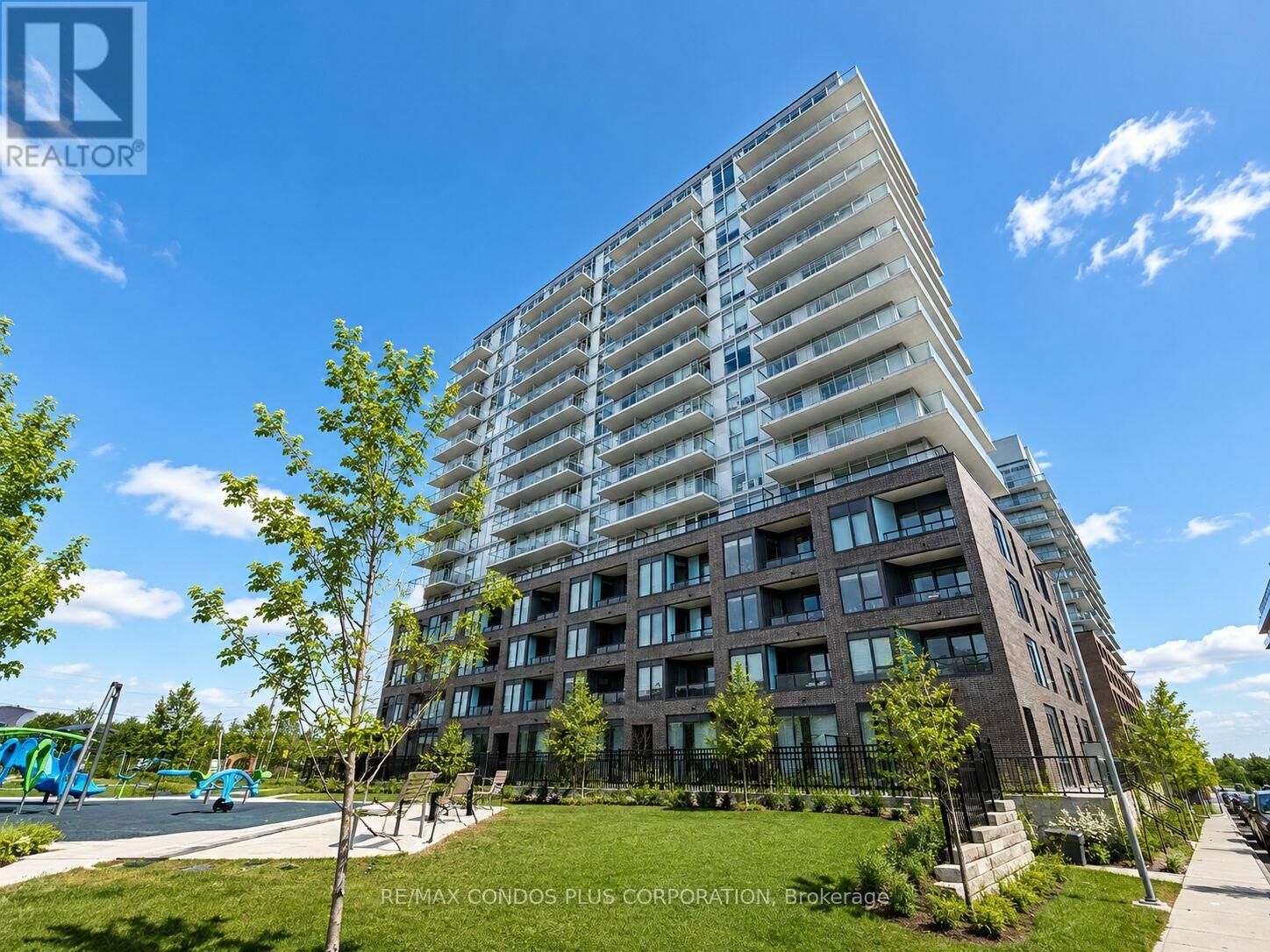 Property Photo:  185 Deerfield Road 1302  ON L3Y 0G7 