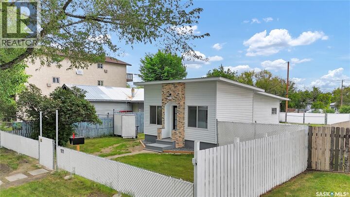 Property Photo:  117 U Avenue S  SK S7M 3B9 