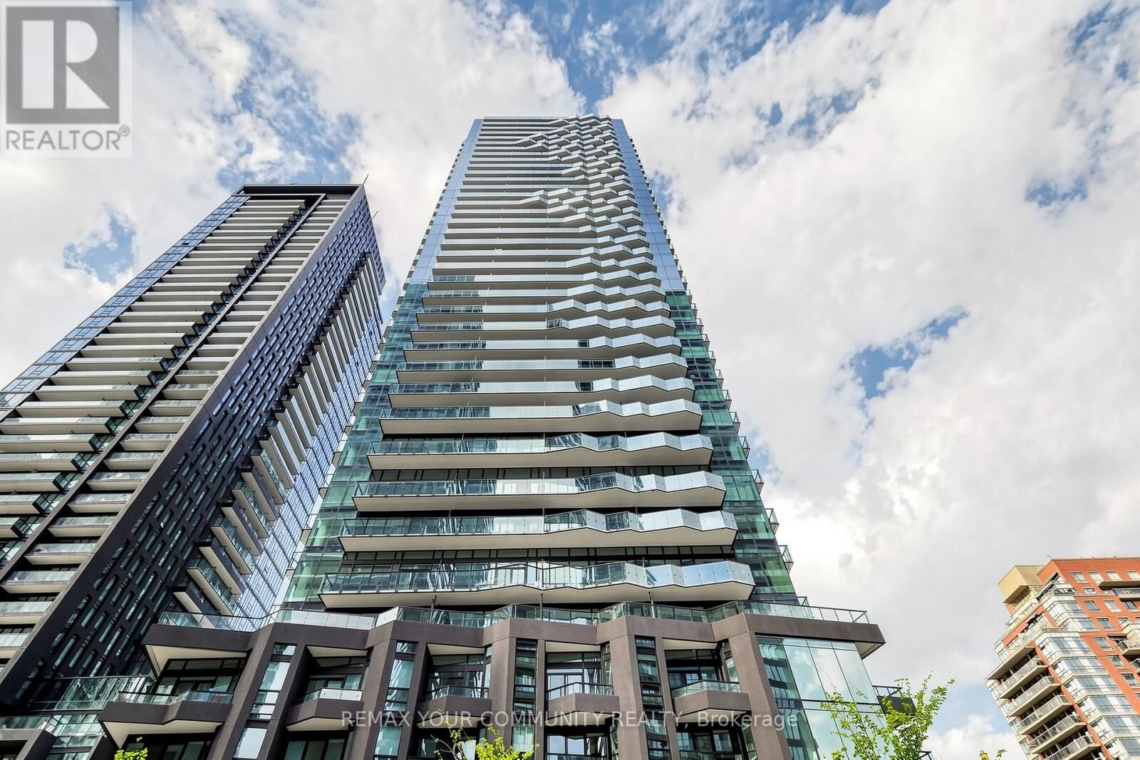 Property Photo: 110 Broadway Avenue East 819 ON M4P 1V3