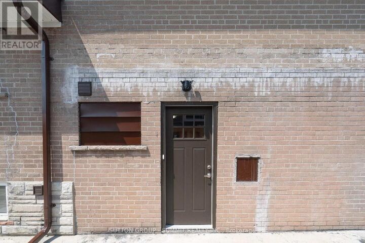 Property Photo:  208 Giltspur Drive Lower  ON M3L 1N5 