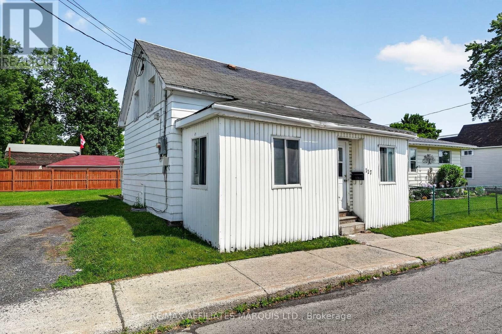 Property Photo:  117 Sixth Street West  ON K6J 2W7 
