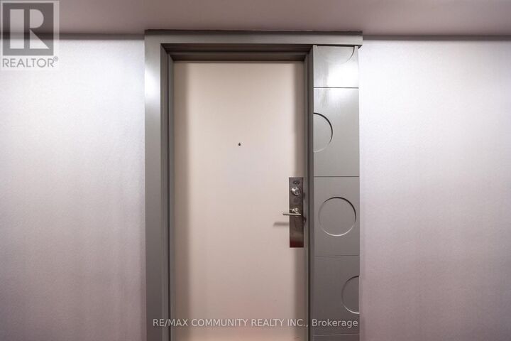 Property Photo:  20 Meadowglen Place 429  ON M1G 0A9 