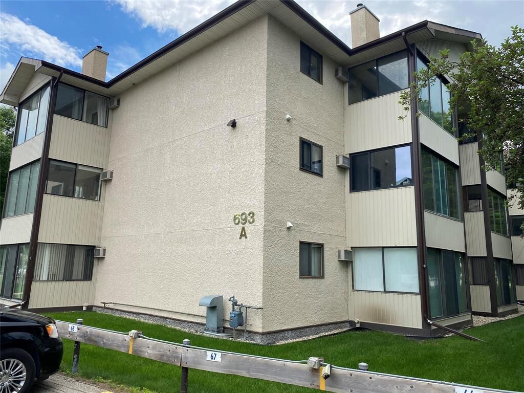 Property Photo:  693 St. Anne'S Road  MB R2N 3T5 