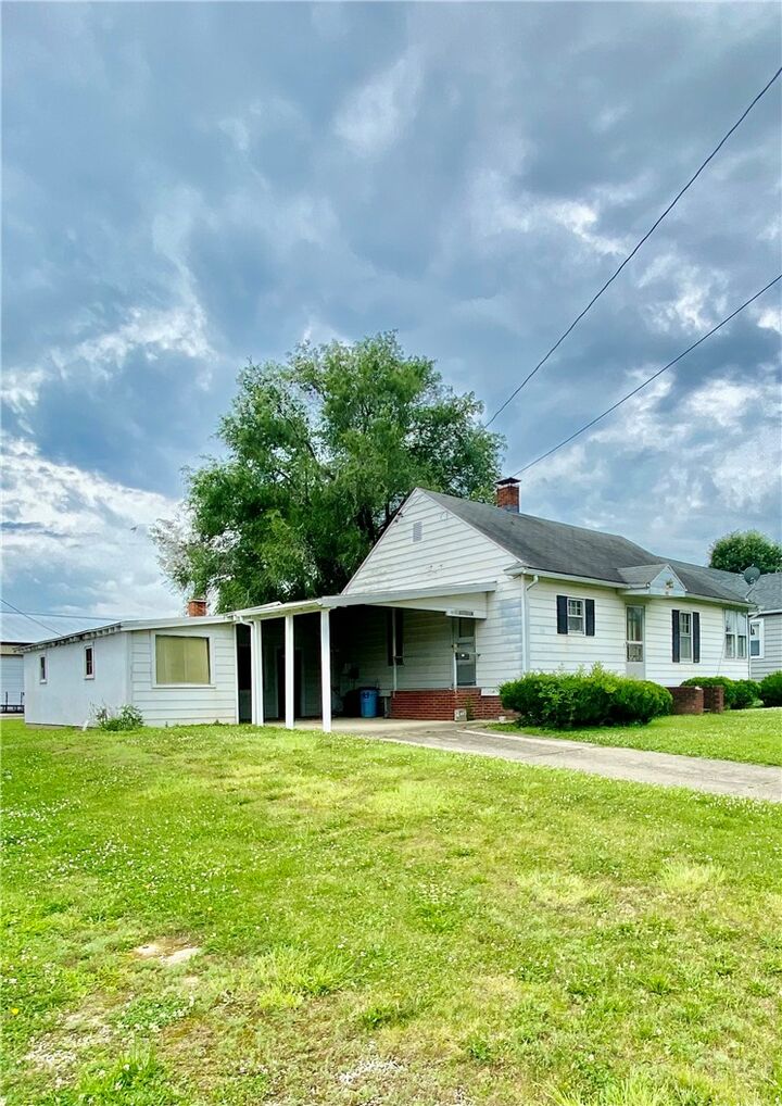 Property Photo: 907 E Jefferson Avenue IL 62401