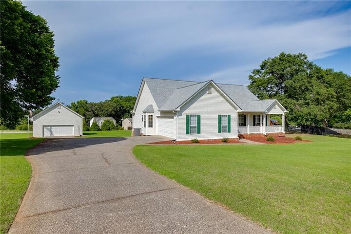 Property Photo:  352 Olde Wick Trail  GA 30548 