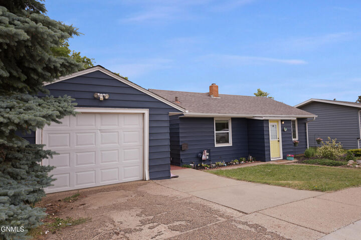 Property Photo:  409 7th Street N  ND 58563 