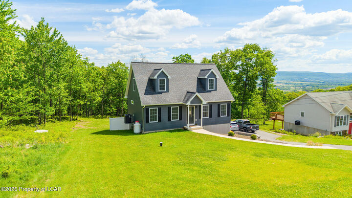 Property Photo:  72 Bentwood Road  PA 18222 