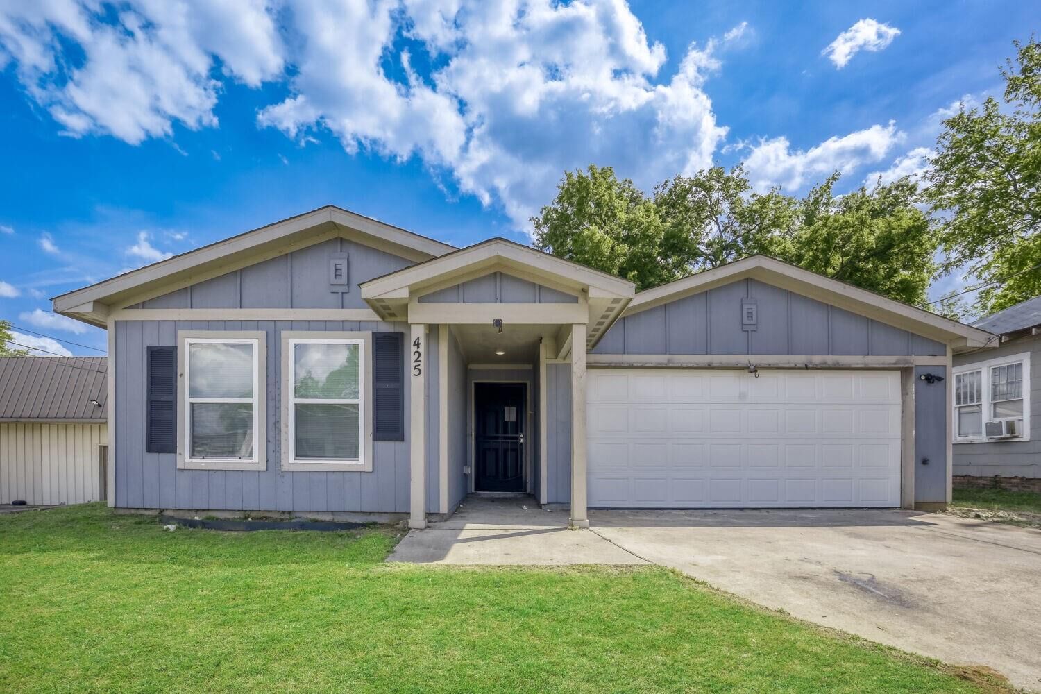 Property Photo: 425 E Oakwood Street TX 75702