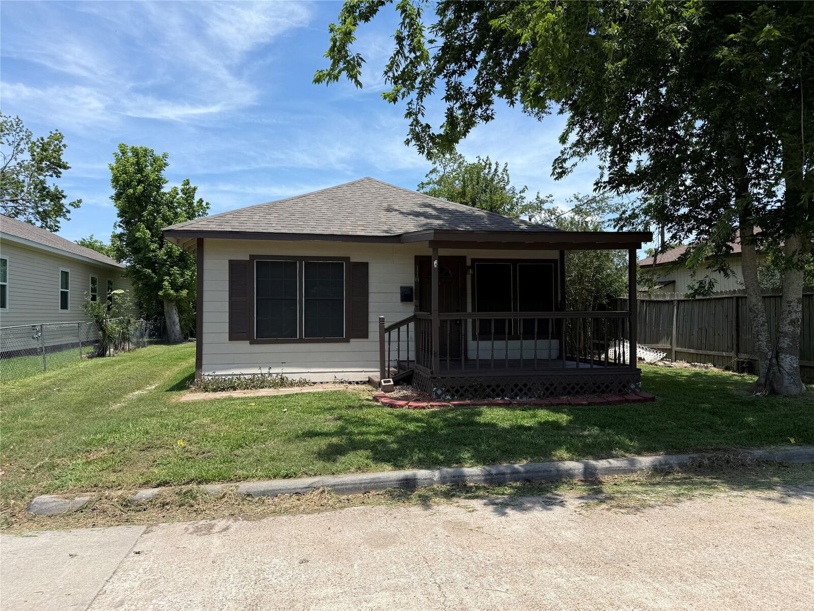 Property Photo:  118 E Murrill Avenue  TX 77520 