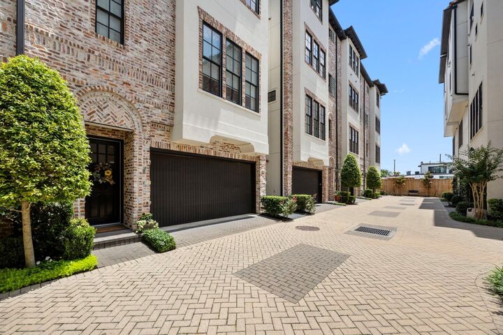 Property Photo:  11 Robita Street  TX 77019 