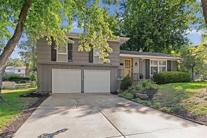 Property Photo: 10705 Walrond Avenue MO 64137