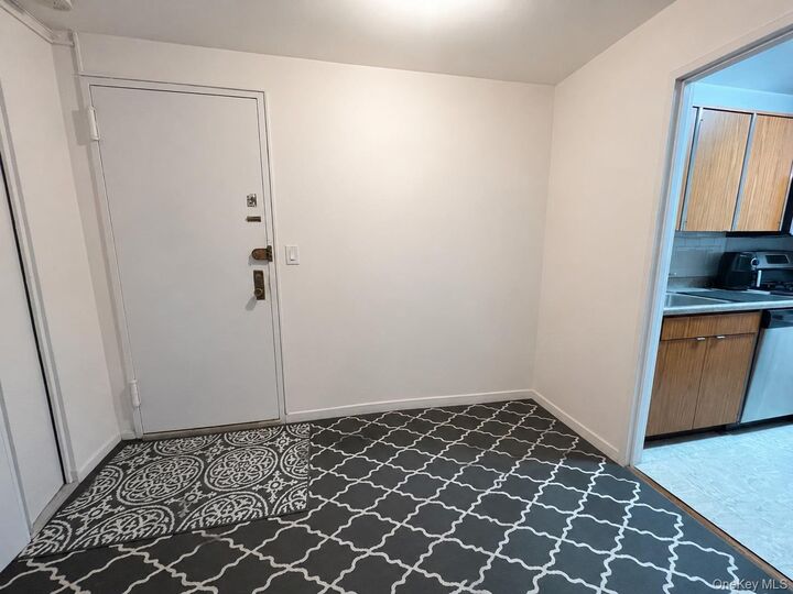 Property Photo:  16 Lake Street 4E  NY 10603 