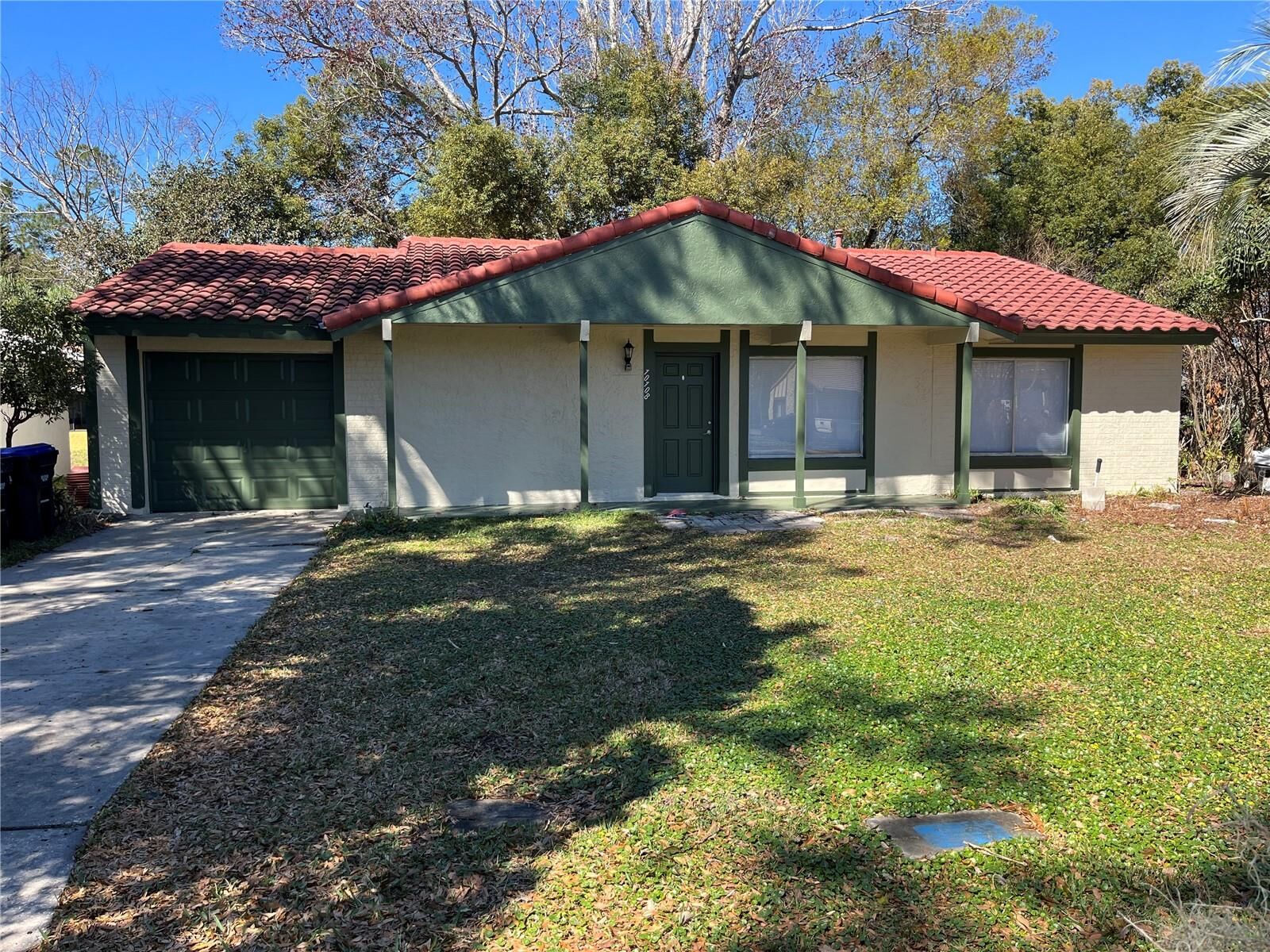 Property Photo: 10108 Bluff Court FL 32821