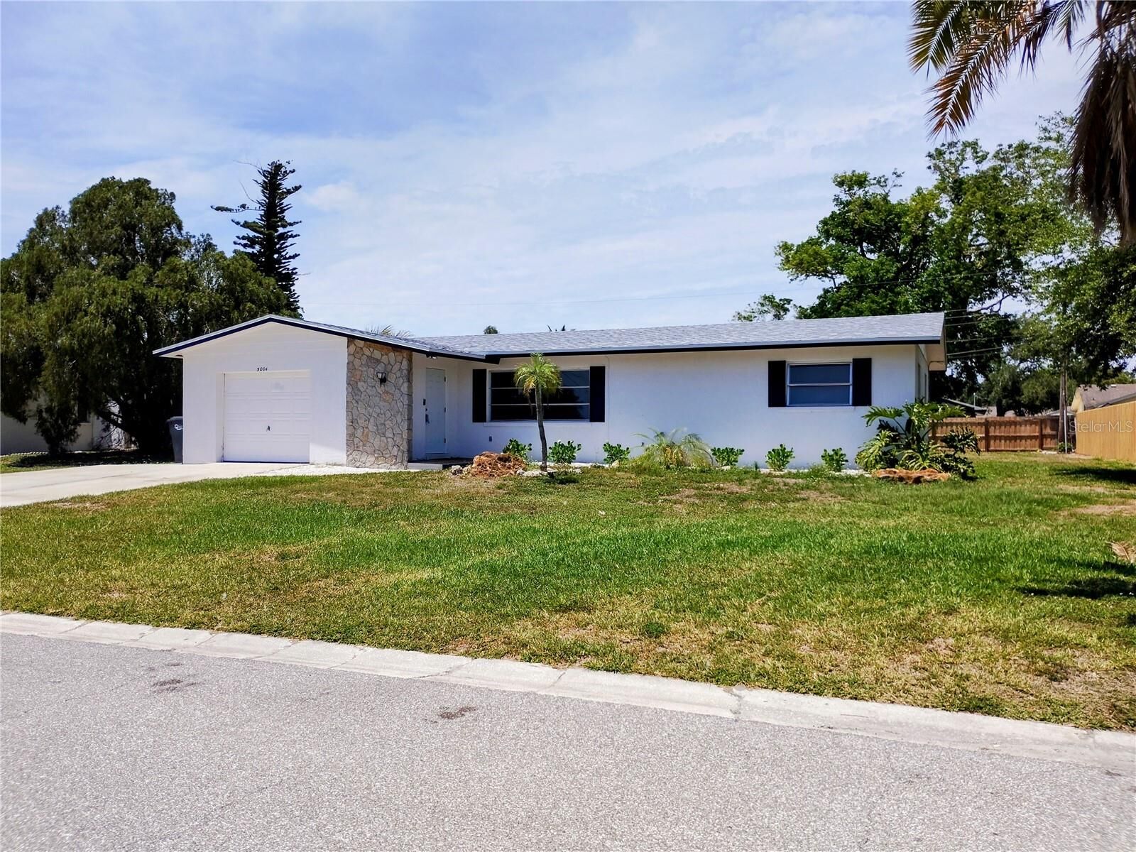 Property Photo: 5004 22nd Avenue W FL 34209