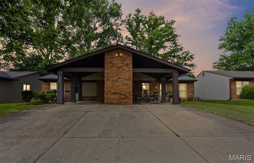 Property Photo:  809 White Oak Drive  IL 62269 